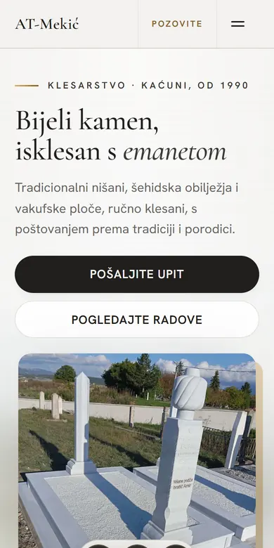 Website AT-Mekić am Handy: Titel, Anfrage-Knopf und Foto einer Steinarbeit.