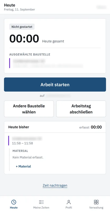 Mitarbeiteransicht der Vrebo-Bau-App am Handy: Tagesansicht mit gewählter Baustelle, Schaltfläche „Arbeit starten“, dem bisher erfassten Abschnitt mit Material und dem Einstieg „Zeit nachtragen“.